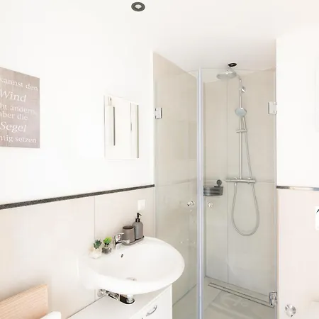 - Ocean Haven Deluxe With Coastal Charm - 2-room Sea-inspired 75 Qm - Location - Elegant Nautical Design - Renovated In 2024 With Tv & Netflix - Full Kitchen & Free Parking - Near Metro & Airport - King Beds - Apartament Duisburg