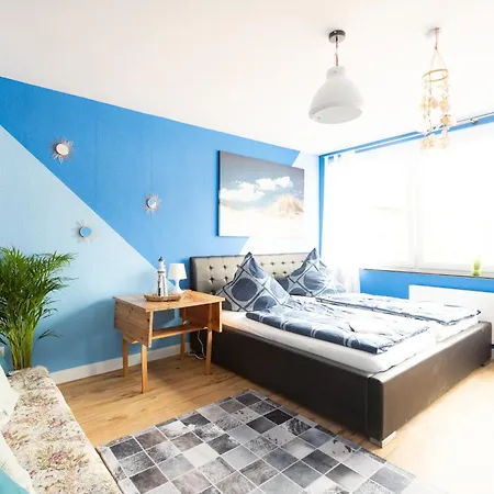 - Ocean Haven Deluxe With Coastal Charm - 2-room Sea-inspired 75 Qm - Location - Elegant Nautical Design - Renovated In 2024 With Tv & Netflix - Full Kitchen & Free Parking - Near Metro & Airport - King Beds - * Duisburg