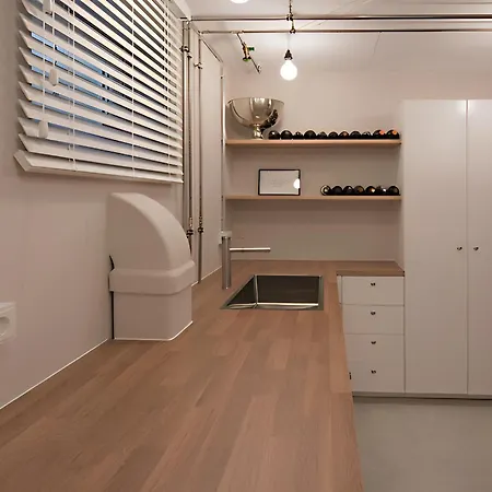 - Ocean Haven Deluxe With Coastal Charm - 2-room Sea-inspired 75 Qm - Location - Elegant Nautical Design - Renovated In 2024 With Tv & Netflix - Full Kitchen & Free Parking - Near Metro & Airport - King Beds - Duisburg