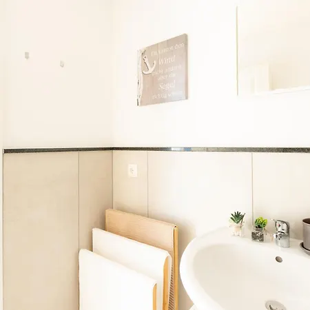 - Ocean Haven Deluxe With Coastal Charm - 2-room Sea-inspired 75 Qm - Location - Elegant Nautical Design - Renovated In 2024 With Tv & Netflix - Full Kitchen & Free Parking - Near Metro & Airport - King Beds - Apartament *