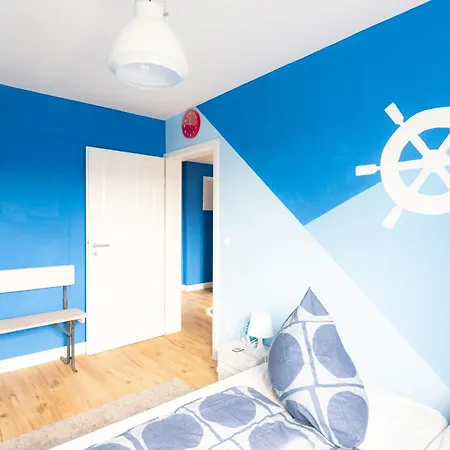 - Ocean Haven Deluxe With Coastal Charm - 2-room Sea-inspired 75 Qm - Location - Elegant Nautical Design - Renovated In 2024 With Tv & Netflix - Full Kitchen & Free Parking - Near Metro & Airport - King Beds - * Duisburg