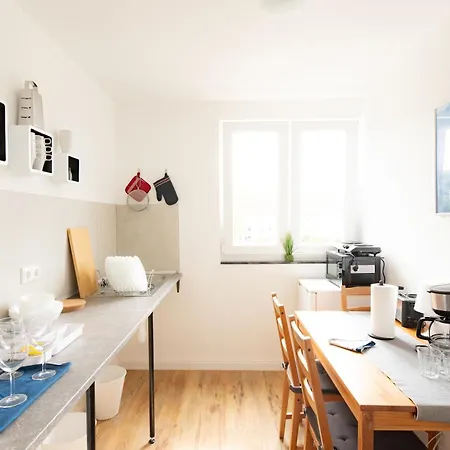 - Ocean Haven Deluxe With Coastal Charm - 2-room Sea-inspired 75 Qm - Location - Elegant Nautical Design - Renovated In 2024 With Tv & Netflix - Full Kitchen & Free Parking - Near Metro & Airport - King Beds -