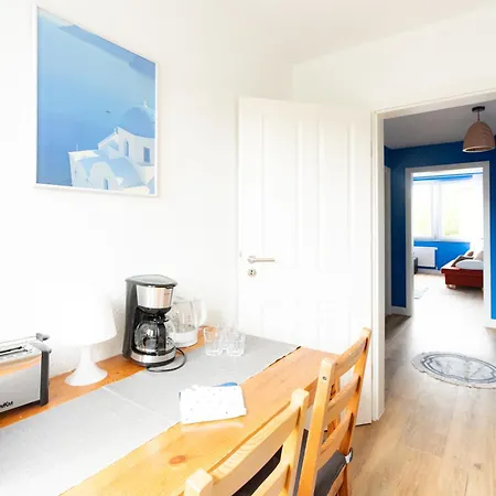 - Ocean Haven Deluxe With Coastal Charm - 2-room Sea-inspired 75 Qm - Location - Elegant Nautical Design - Renovated In 2024 With Tv & Netflix - Full Kitchen & Free Parking - Near Metro & Airport - King Beds -