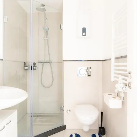 - Ocean Haven Deluxe With Coastal Charm - 2-room Sea-inspired 75 Qm - Location - Elegant Nautical Design - Renovated In 2024 With Tv & Netflix - Full Kitchen & Free Parking - Near Metro & Airport - King Beds -